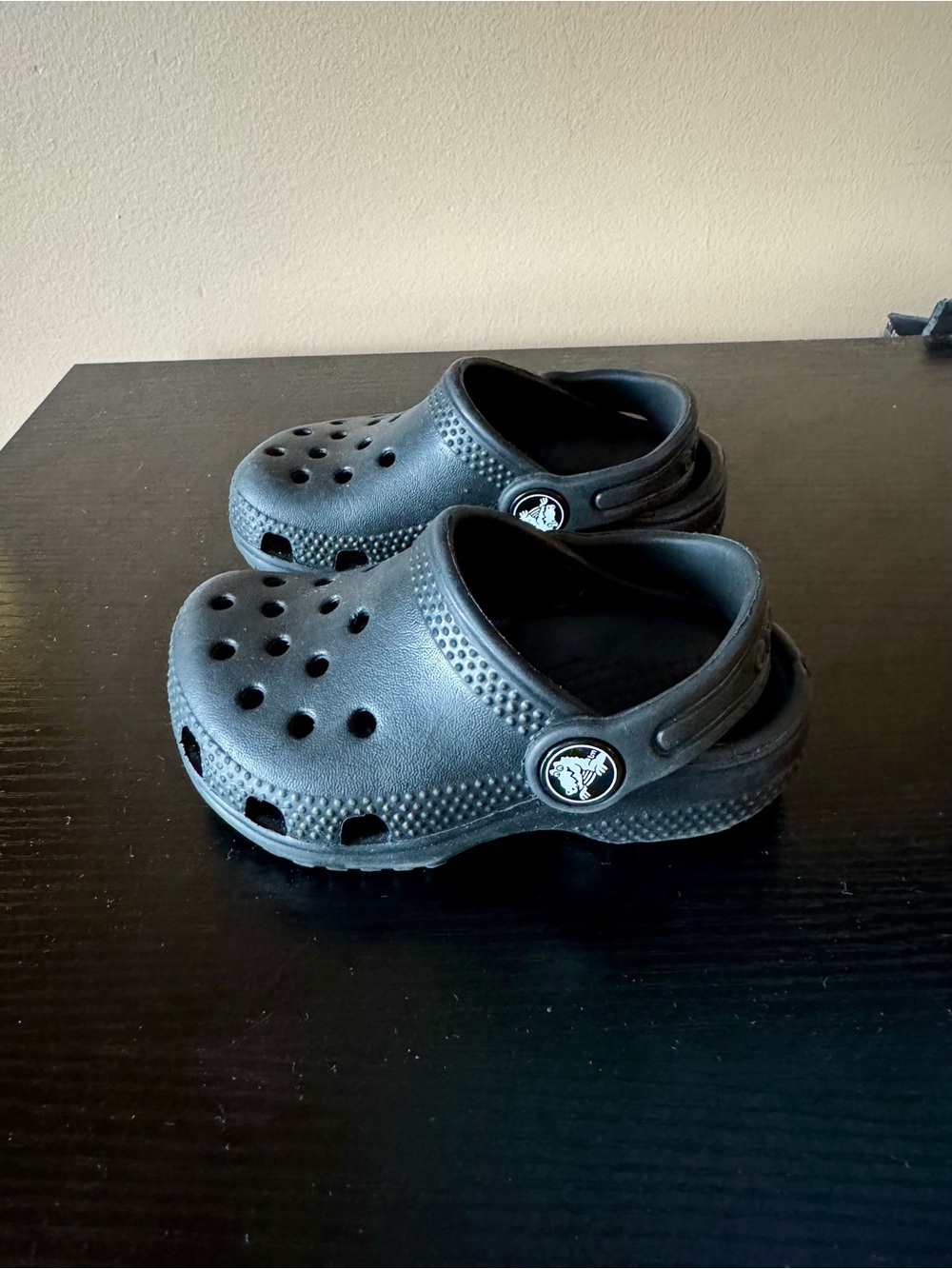 Child’s Crocs Size 6 (Black)